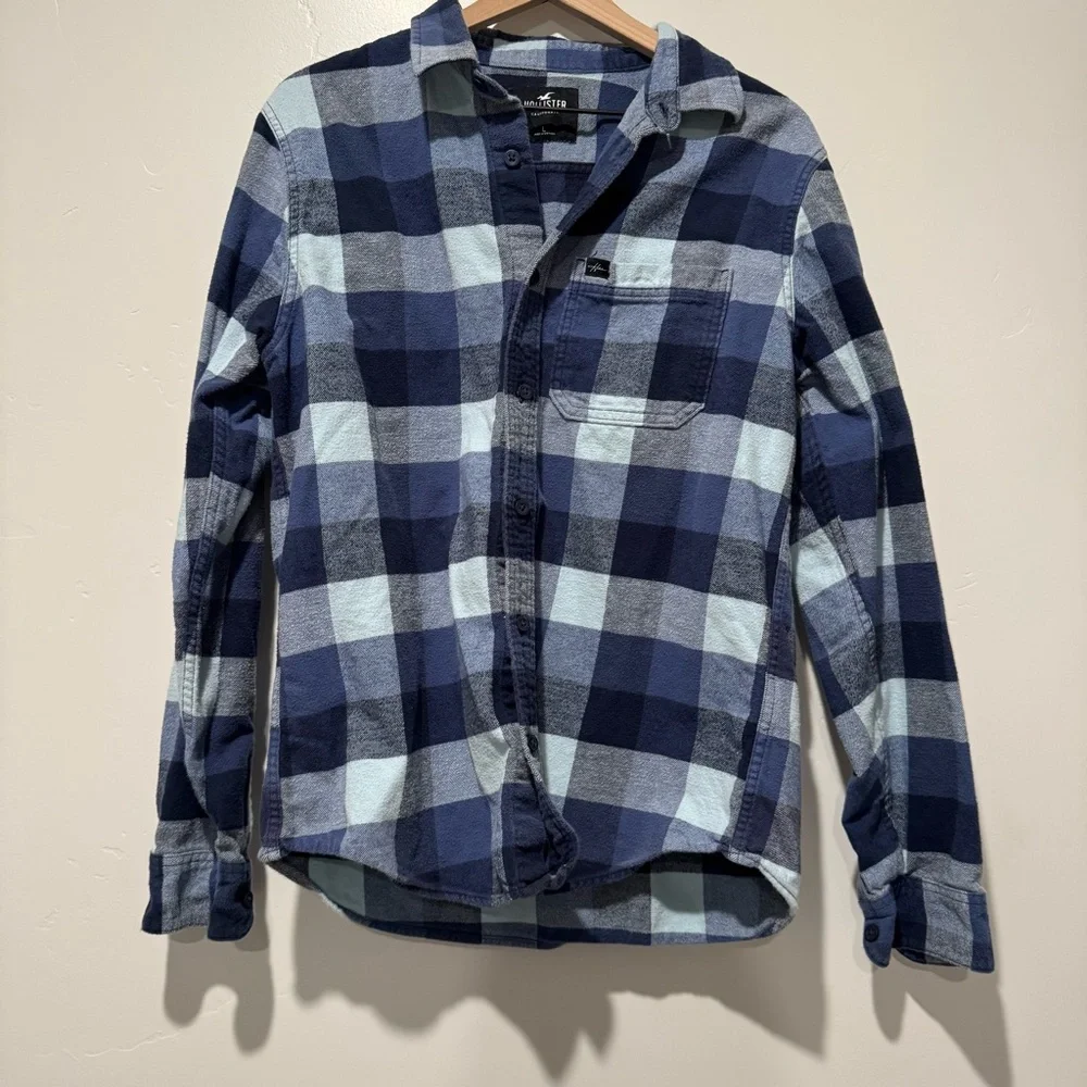 Men’s size large Hollister Blue Plaid Button-Up Shirt - Picture 2 of 8